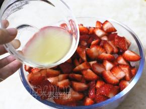 将柠檬汁倒进去，尽量不要倒在一个位置。