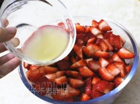 将柠檬汁倒进去，尽量不要倒在一个位置。