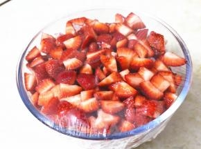 用保鲜膜封紧，放在冰箱冷藏一个晚上。