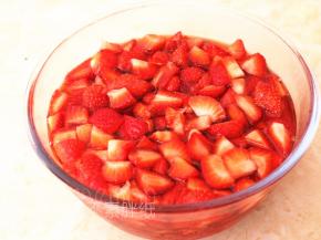 第二天取出腌制好的草莓。这时候可以看到大部分冰糖已经融化，草莓液出水了。