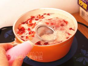 水开之后会发现面有一层泡沫，用滤网将它们捞出来。