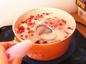 水开之后会发现面有一层泡沫，用滤网将它们捞出来。