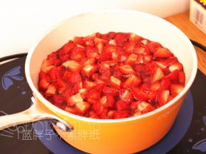 将草莓倒在厚底奶锅中，中火加热。