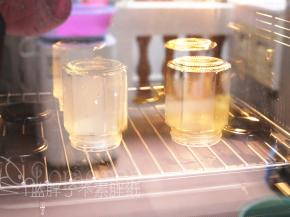 这时候我们可以先来给瓶子消毒。瓶子清洗赶紧之后，倒扣在烤网上，烤箱上下火110℃，烘烤15分钟。