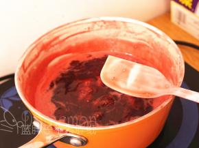 用刮刀沾一下草莓汁，手划过之后可以留下痕迹，这时候就可以改成小火。