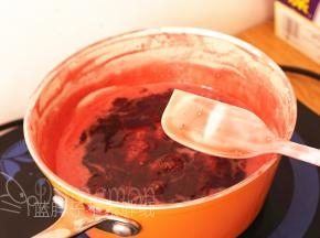 用刮刀沾一下草莓汁，手划过之后可以留下痕迹，这时候就可以改成小火。
