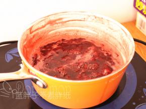 大概煮了15分钟之后，草莓开始变得很软。