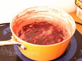 大概煮了15分钟之后，草莓开始变得很软。