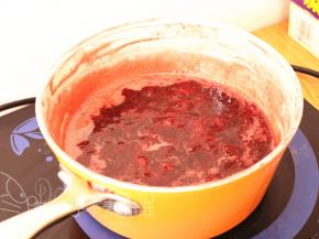 小火一直煮大约30分钟，直到草莓酱边浓稠。