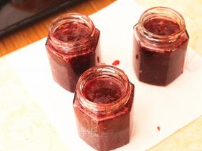 将果酱装进瓶子中，8分满即可。