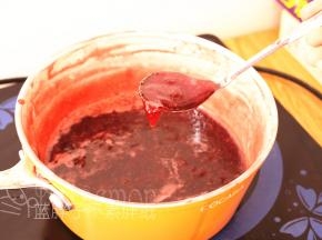 用一根勺子捞一点出来，如图状态即可。