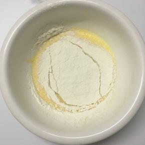 打发好再筛入低筋面粉