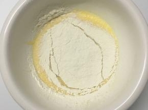 打发好再筛入低筋面粉