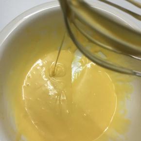 乳化好后 提起打蛋器呈上图 无颗粒且流动状态