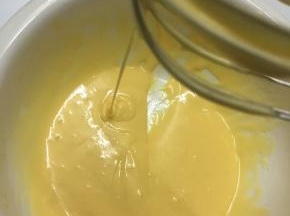 乳化好后 提起打蛋器呈上图 无颗粒且流动状态