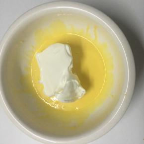 加入1/3的蛋白翻拌  再将翻拌好的倒入蛋白盆中翻拌均匀