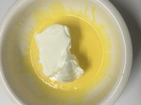 加入1/3的蛋白翻拌  再将翻拌好的倒入蛋白盆中翻拌均匀