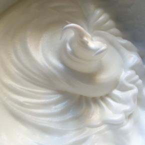 分3次加入白砂糖 打发好的蛋白提起有大弯勾即可（这步省略了3次加糖的图片）