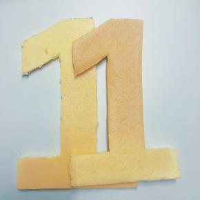 蛋糕胚出炉冷却后 在切出2个自己要的数字 顺便把芒果粒切好盖上保鲜膜备用