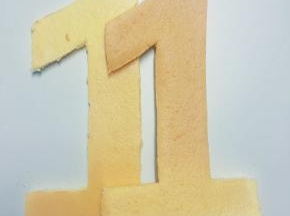 蛋糕胚出炉冷却后 在切出2个自己要的数字 顺便把芒果粒切好盖上保鲜膜备用
