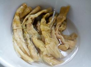 先将羊尾笋洗去表面的盐霜，因为想要保存的长久一点，必须要做咸一点，再用清水多冲洗几遍