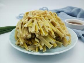 把羊尾笋撕长条，也可以直接切寸段，我是觉得这样更加快速地泡出盐分