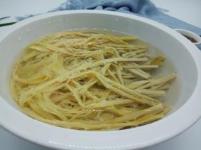 撕好的羊尾笋放一个大盘里，加适量的清水泡发，中途可以换一下水，换到咸淡刚好就可以，所以想吃的必须提前泡水，不然太咸没有办法下口的