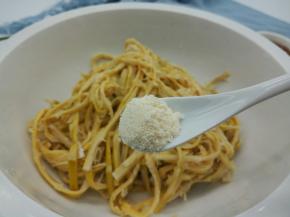 泡好水的羊尾笋记得拧干水分，加鸡粉少许