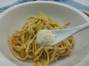 泡好水的羊尾笋记得拧干水分，加鸡粉少许