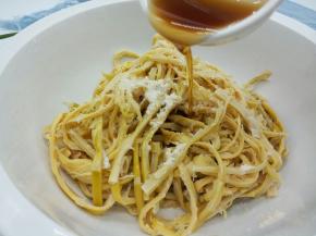 加了芝麻油特别的香，不喜欢加鸡粉的也可以不加，直接吃羊尾笋的鲜味也可以