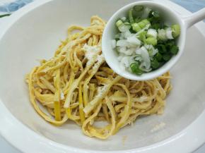 最后咱们来加一点小葱花，颜色也好看了不是，不喜欢小葱的就加香菜也一样