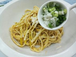 最后咱们来加一点小葱花，颜色也好看了不是，不喜欢小葱的就加香菜也一样