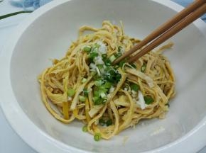 用筷子给它们翻拌均匀就可以盛盘享用了