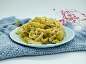 开胃下饭菜！咬一口羊尾笋，它独有的脆嫩瞬间在你的舌尖碰撞开来，色香味形俱全，是一盘下饭绝佳配菜，在农村也是家家餐桌上必备的一道长年佳肴，真正的绿色生态的有机食品，我们一家最喜欢每天清晨做点泡饭或者米粥，夹着一根根清脆爽口的羊尾笋来吃。羊尾笋还可以直接拿来跟排骨一起炖，不用放盐，本身就够咸了。也可以跟老鸭一起炖汤喝，就是老鸭笋干汤，特别的鲜美！