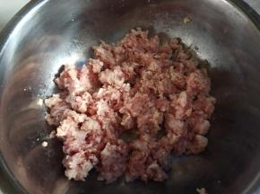 准备好肉馅，姜一起剁进肉馅。