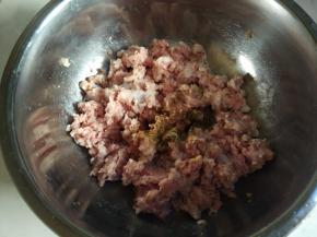 肉馅里放盐，蚝油，鸡精 料酒，五香粉。