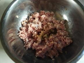 肉馅里放盐，蚝油，鸡精 料酒，五香粉。