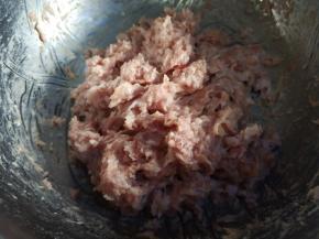 先将肉馅拌匀。
