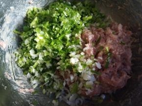 葱切葱花放肉馅里。