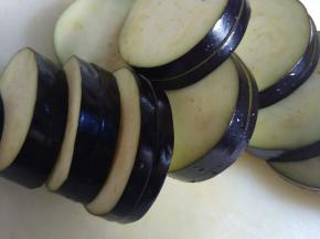 茄子洗净，切片不要切断，两片连一起。