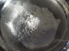 准备好面粉和淀粉。