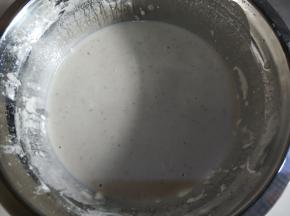 放盐和五香粉，加适量水调匀成糊状，不能太稀。