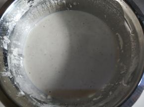 放盐和五香粉，加适量水调匀成糊状，不能太稀。