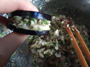 茄子中间夹上肉馅。
