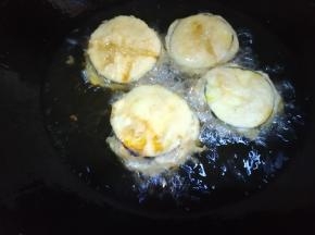 炸至金黄就可以了。