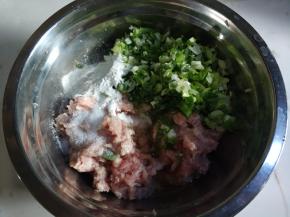 肉馅里放盐，蚝油，五香粉，胡椒粉，葱花，淀粉，水，料酒，蛋清。