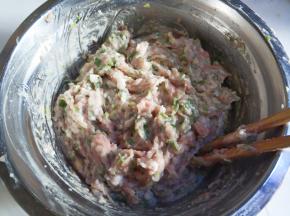 肉馅顺时针拌匀成糊状就好了。