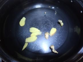 锅里加适量水和姜片煮开。
