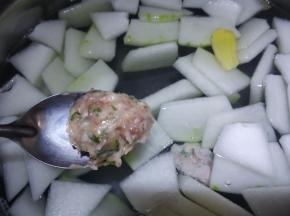 开锅后用勺子团好肉丸放锅里，这时小火。