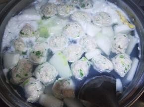 下完所有的肉丸，开锅后撇去上面的浮沫。